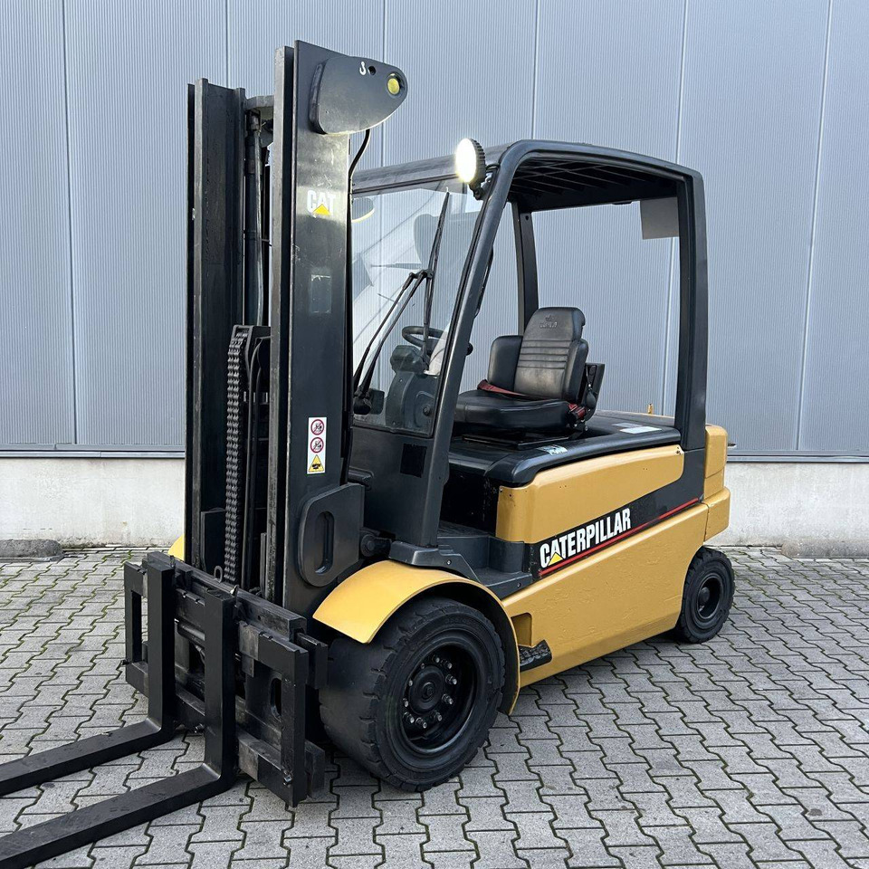 Caterpillar EP50 - מלגזה חשמלית: תמונה 1 Caterpillar EP50 - מלגזה חשמלית: תמונה 1