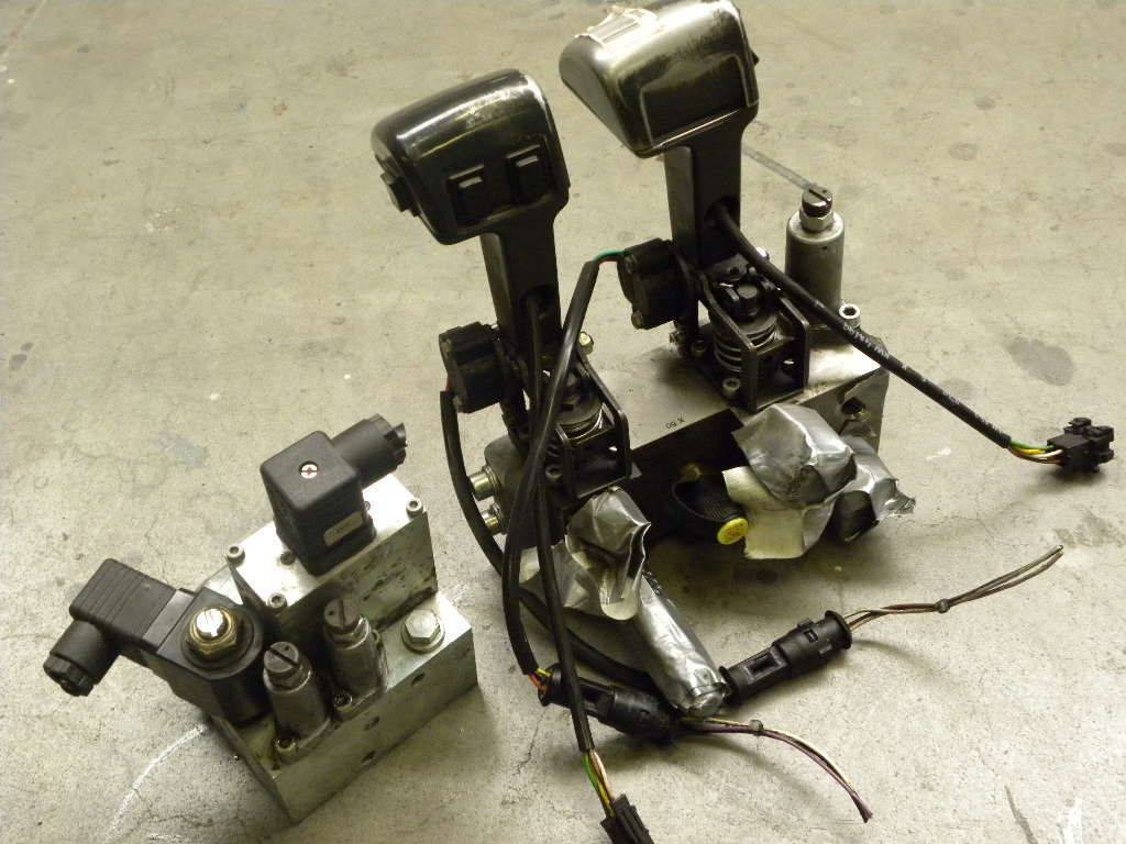 Hydraulic Consol with 2 hydraulic levers for Jungheinrich - שסתום הידרולי עבור ציוד לטיפול בחומרים: תמונה 1 Hydraulic Consol with 2 hydraulic levers for Jungheinrich - שסתום הידרולי עבור ציוד לטיפול בחומרים: תמונה 1