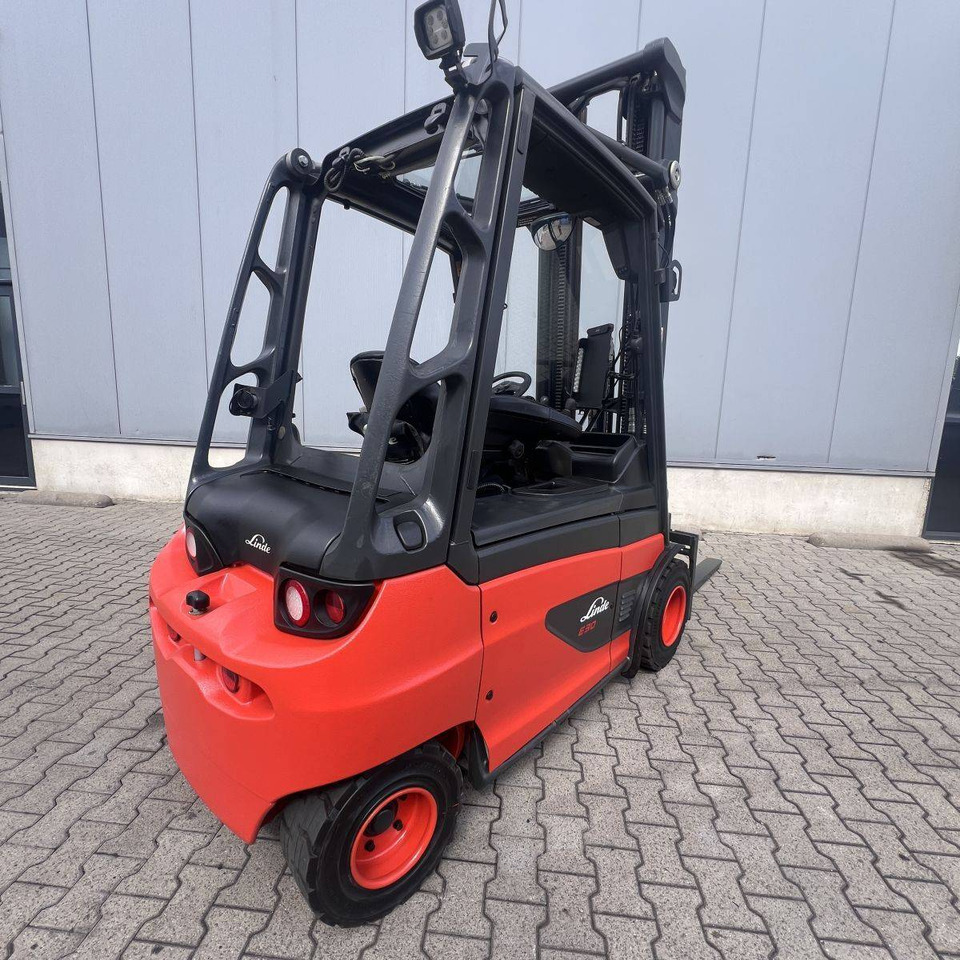 Linde E30 (387) - מלגזה חשמלית: תמונה 2 Linde E30 (387) - מלגזה חשמלית: תמונה 2
