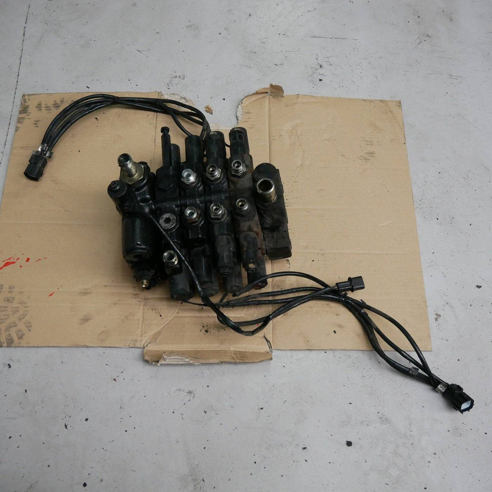 Valve block for Nissan D02 - שסתום הידרולי עבור ציוד לטיפול בחומרים: תמונה 1 Valve block for Nissan D02 - שסתום הידרולי עבור ציוד לטיפול בחומרים: תמונה 1