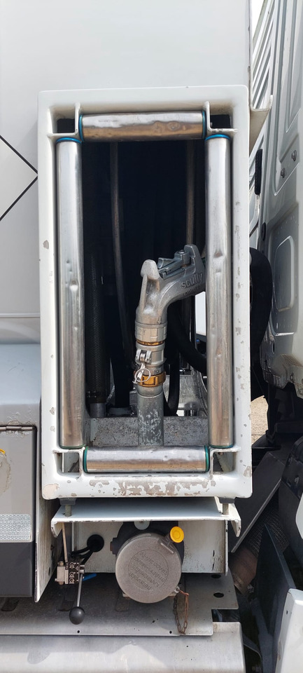 MERCEDES Antos - משאית מכל: תמונה 3 MERCEDES Antos - משאית מכל: תמונה 3