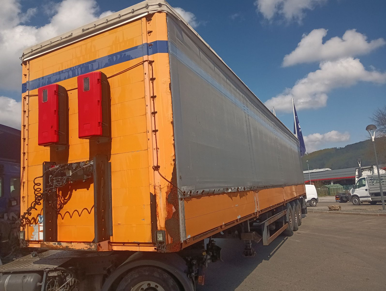 Kögel SN24BORDWANDSIDER EDSCHA BPW Disc Lift Portaltür - סמיטריילר עם וילונות צד: תמונה 3 Kögel SN24BORDWANDSIDER EDSCHA BPW Disc Lift Portaltür - סמיטריילר עם וילונות צד: תמונה 3