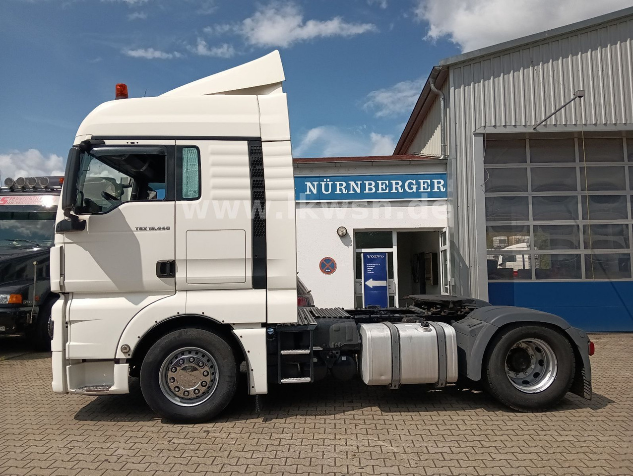 MAN TGX 18:440 FLT XLX 2xTank Klima Spoiler Kühlbox MAN TGX 18:440 FLT XLX 2xTank Klima Spoiler Kühlbox - יחידת טרקטור: תמונה 1 MAN TGX 18:440 FLT XLX 2xTank Klima Spoiler Kühlbox MAN TGX 18:440 FLT XLX 2xTank Klima Spoiler Kühlbox - יחידת טרקטור: תמונה 1