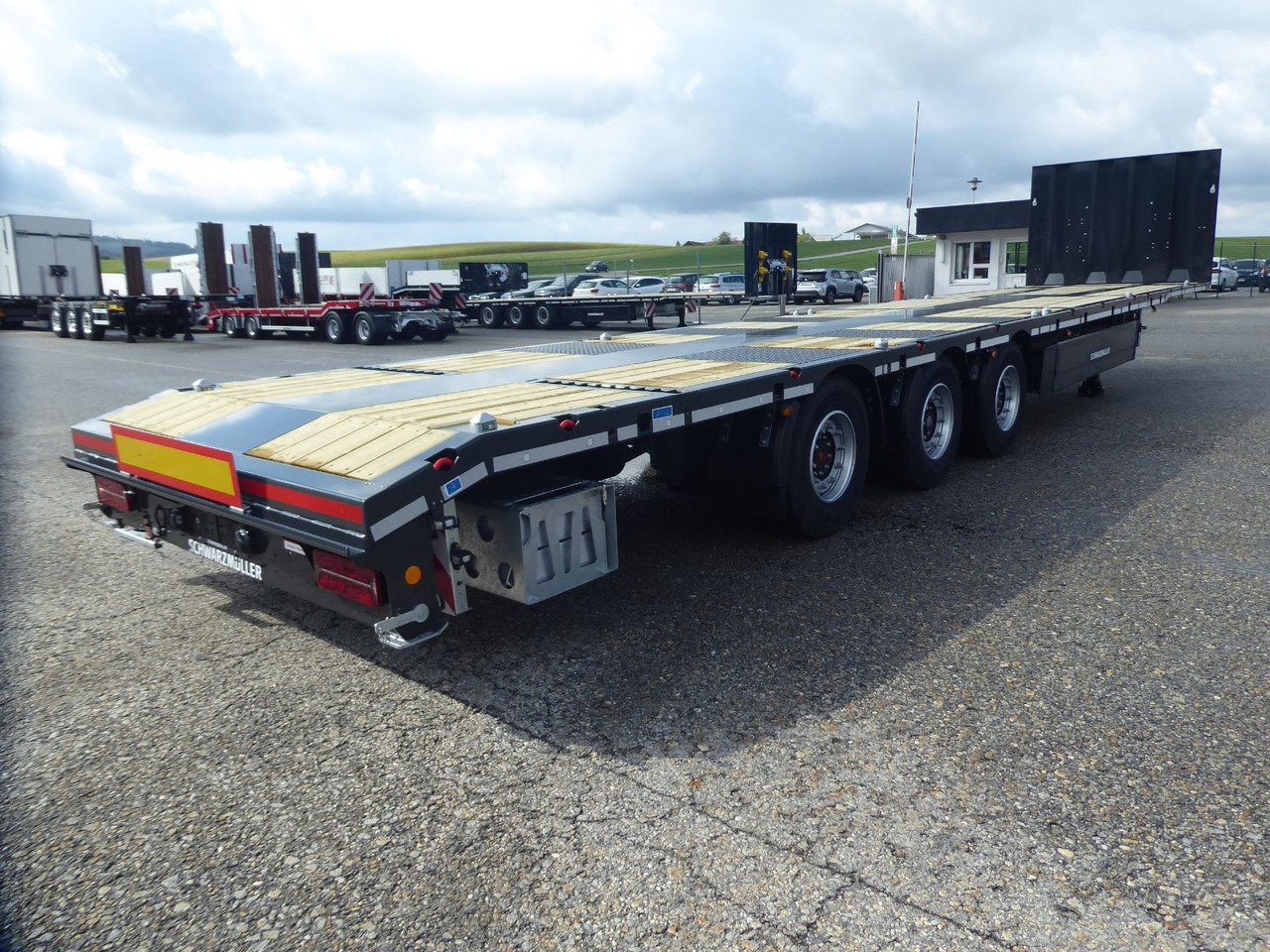 Schwarzmüller 3Achs Tele Rampen TwistLock40+2x20"SAF Lenk+Lift - סמיטריילר צד נופל/ שטוח: תמונה 4 Schwarzmüller 3Achs Tele Rampen TwistLock40+2x20"SAF Lenk+Lift - סמיטריילר צד נופל/ שטוח: תמונה 4