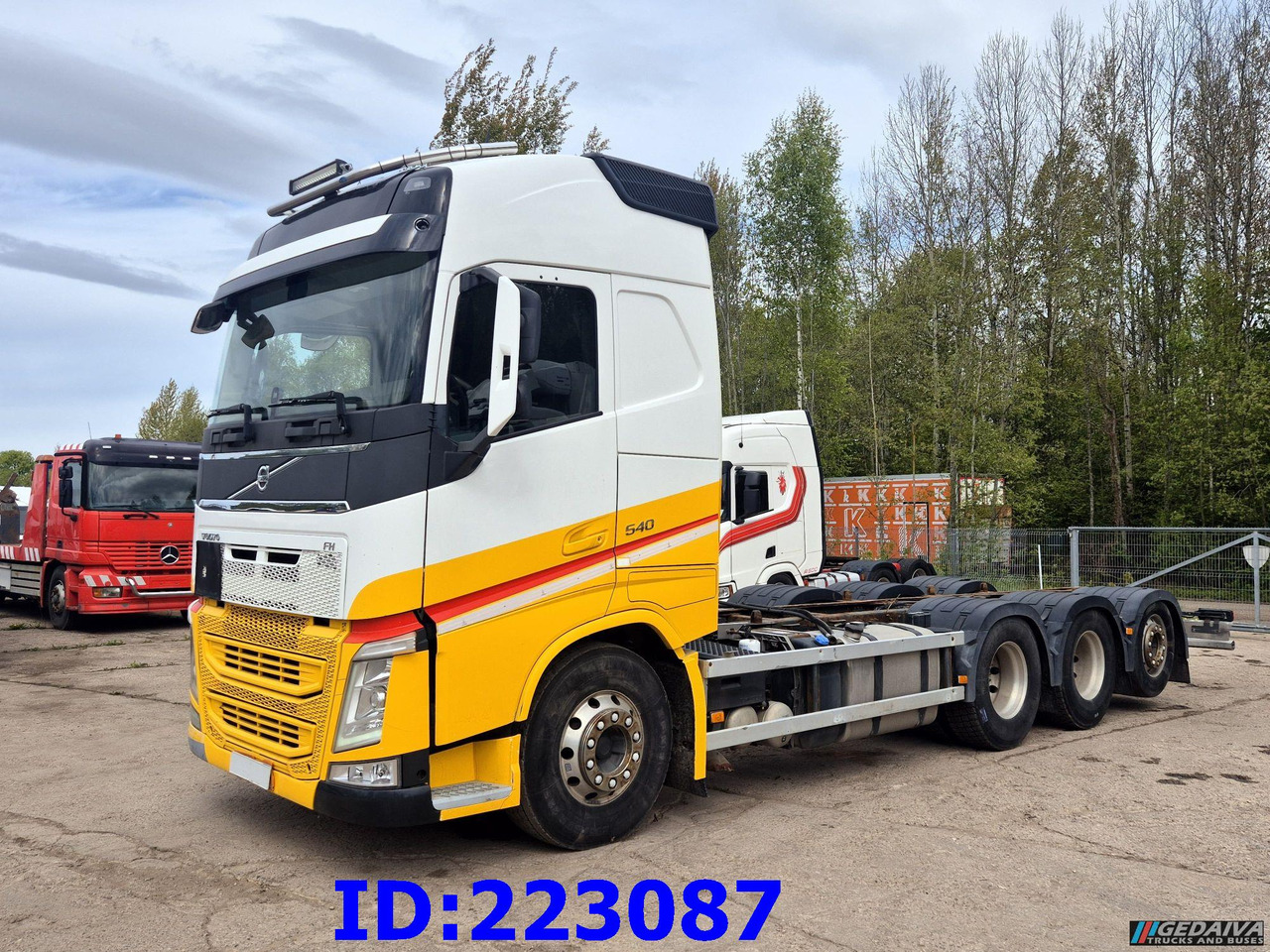VOLVO FH13 540HP 8x4 Lifting axle - משאית עם שלדת תא: תמונה 1 VOLVO FH13 540HP 8x4 Lifting axle - משאית עם שלדת תא: תמונה 1