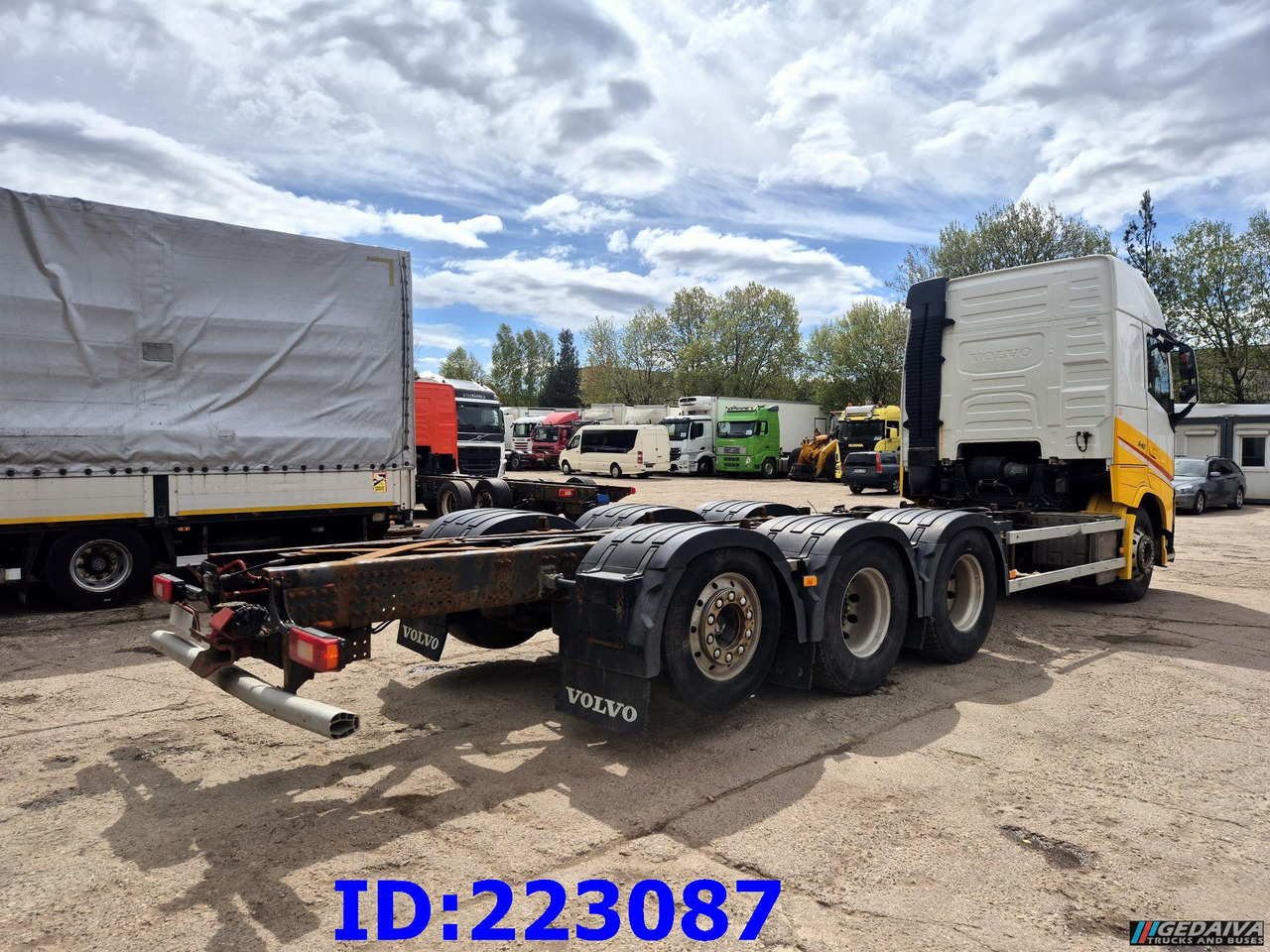 VOLVO FH13 540HP 8x4 Lifting axle - משאית עם שלדת תא: תמונה 4 VOLVO FH13 540HP 8x4 Lifting axle - משאית עם שלדת תא: תמונה 4