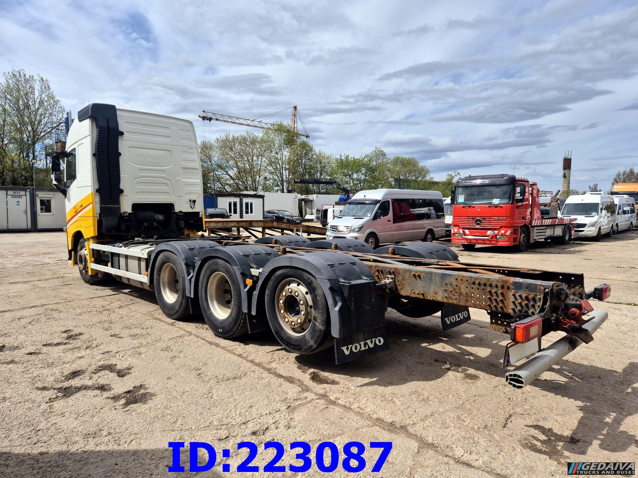 VOLVO FH13 540HP 8x4 Lifting axle - משאית עם שלדת תא: תמונה 2 VOLVO FH13 540HP 8x4 Lifting axle - משאית עם שלדת תא: תמונה 2