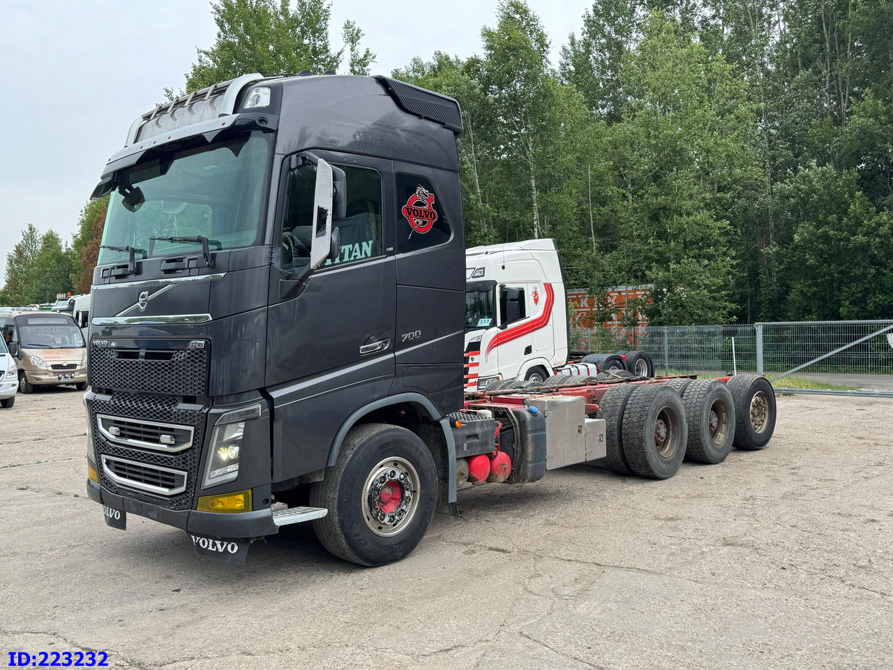 VOLVO FH16 700HP 8X4 Big Axles - משאית עם שלדת תא: תמונה 1 VOLVO FH16 700HP 8X4 Big Axles - משאית עם שלדת תא: תמונה 1