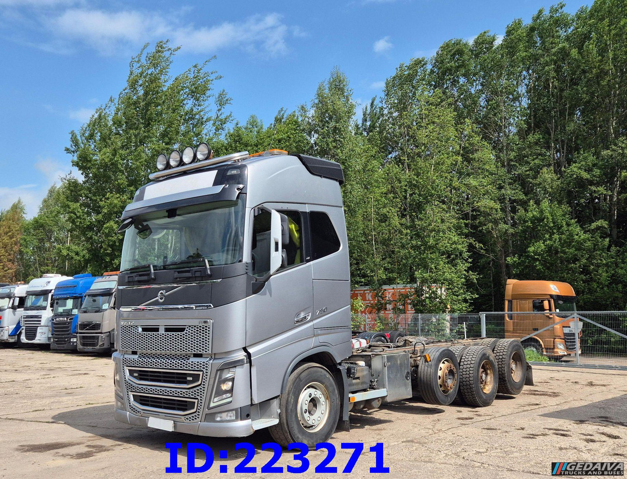 VOLVO FH16 750HP 8x4 (Steering axle / 2 axles lifting) - משאית עץ: תמונה 1 VOLVO FH16 750HP 8x4 (Steering axle / 2 axles lifting) - משאית עץ: תמונה 1