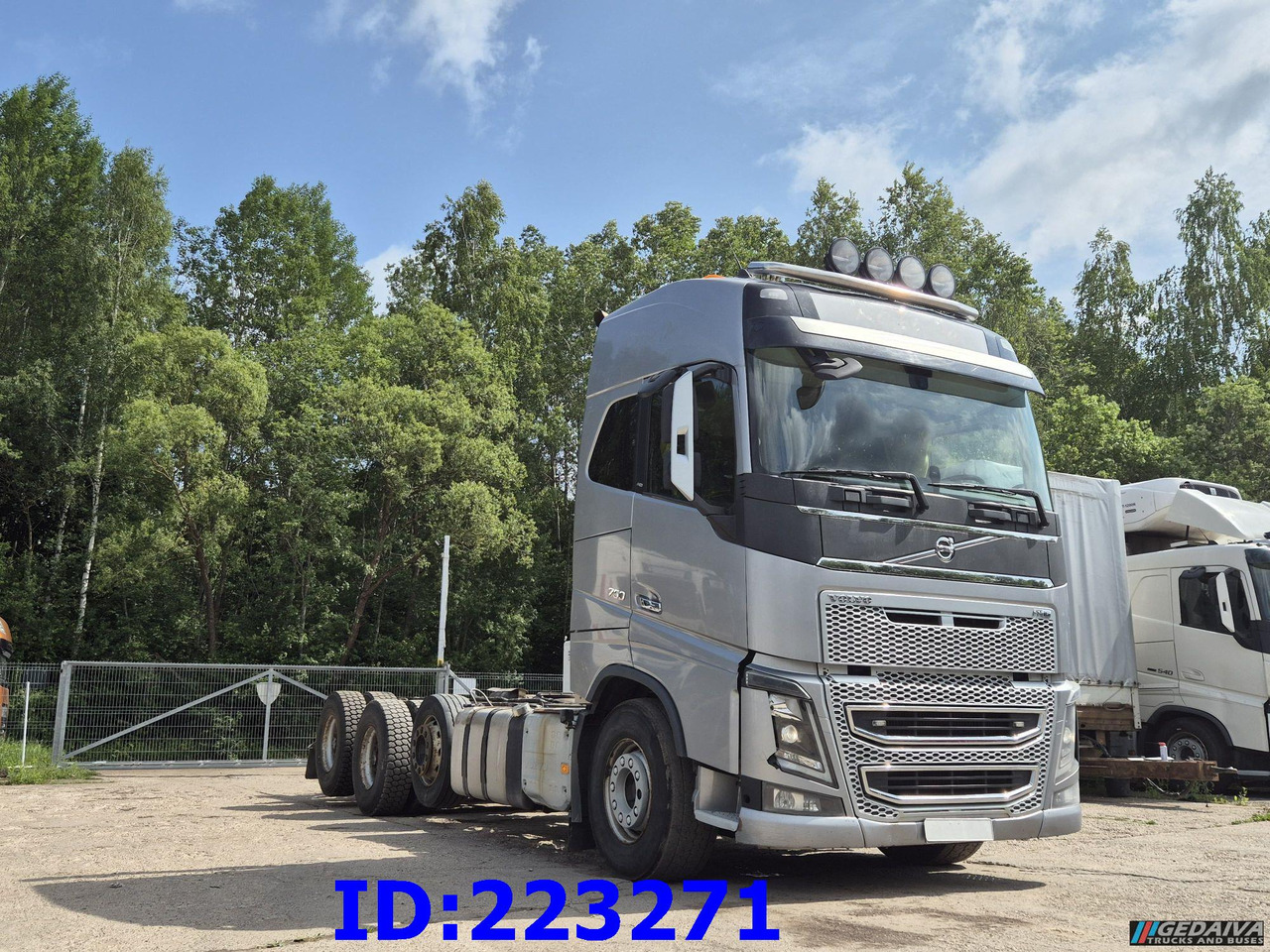 VOLVO FH16 750HP 8x4 (Steering axle / 2 axles lifting) - משאית עץ: תמונה 3 VOLVO FH16 750HP 8x4 (Steering axle / 2 axles lifting) - משאית עץ: תמונה 3