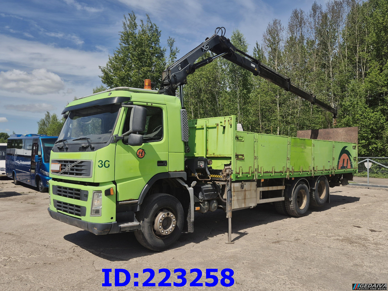 VOLVO FM9 300HP 6x2 + HIAB 144B -3 CL - משאית צד נופל/ שטוחה: תמונה 1 VOLVO FM9 300HP 6x2 + HIAB 144B -3 CL - משאית צד נופל/ שטוחה: תמונה 1