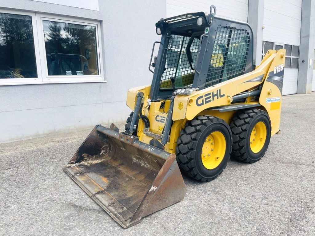 Gehl R135 (4068) - מעמיס היגוי החלקה: תמונה 4 Gehl R135 (4068) - מעמיס היגוי החלקה: תמונה 4