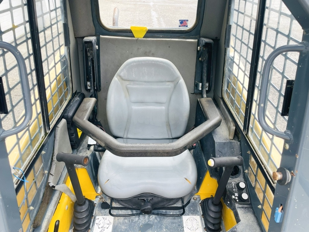 Gehl SL4240 (4035) - מעמיס היגוי החלקה: תמונה 5 Gehl SL4240 (4035) - מעמיס היגוי החלקה: תמונה 5
