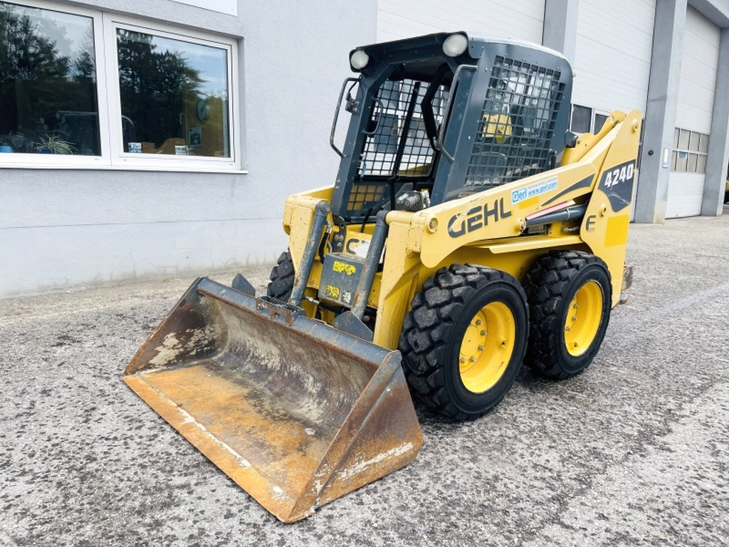Gehl SL4240 (4035) - מעמיס היגוי החלקה: תמונה 4 Gehl SL4240 (4035) - מעמיס היגוי החלקה: תמונה 4