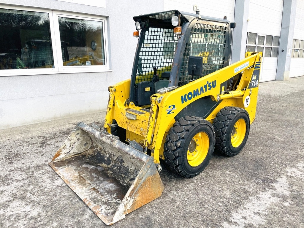 Komatsu SK714 (3906) - מעמיס היגוי החלקה: תמונה 4 Komatsu SK714 (3906) - מעמיס היגוי החלקה: תמונה 4