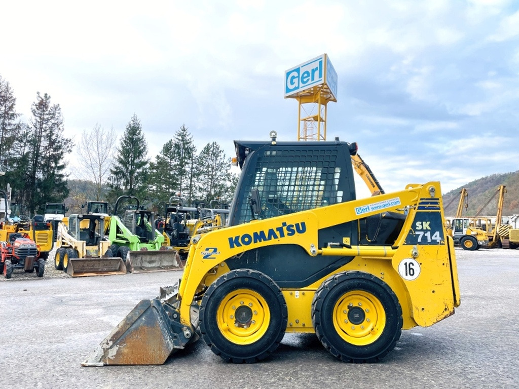 Komatsu SK714 (3906) - מעמיס היגוי החלקה: תמונה 1 Komatsu SK714 (3906) - מעמיס היגוי החלקה: תמונה 1