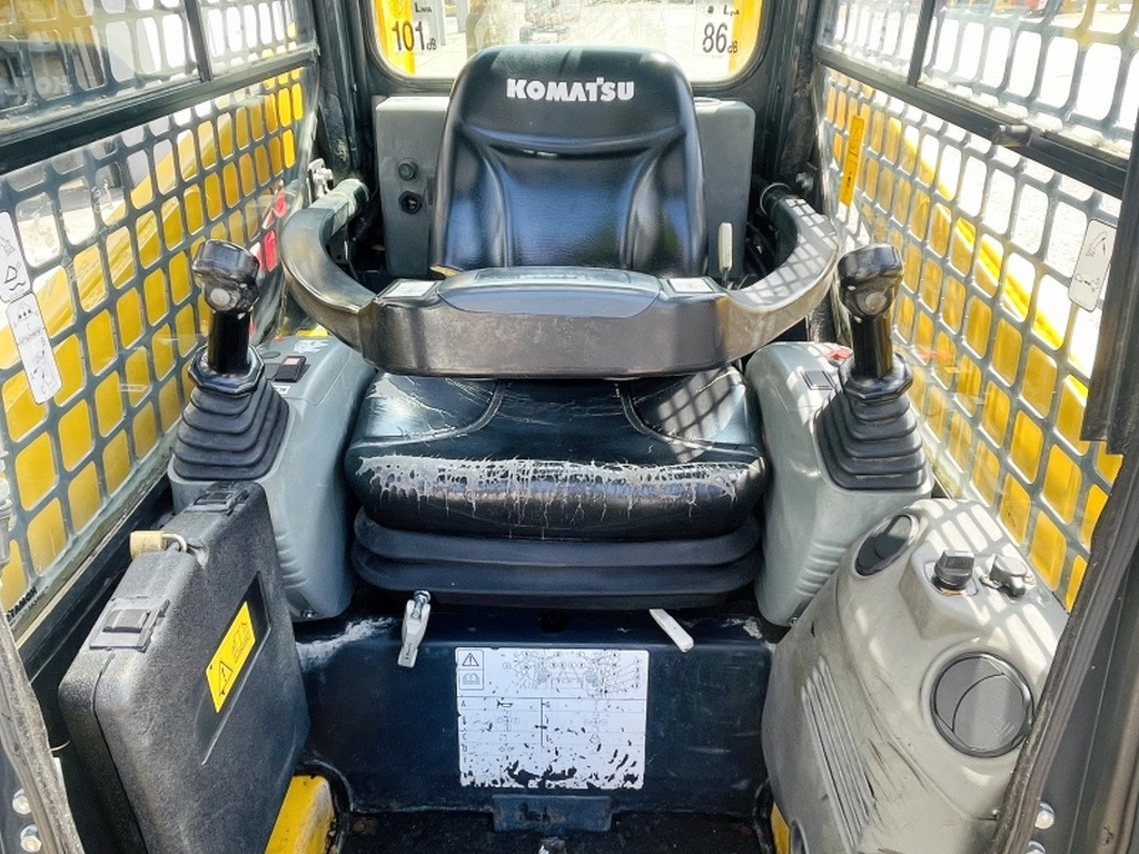 Komatsu SK714 (4012) - מעמיס היגוי החלקה: תמונה 5 Komatsu SK714 (4012) - מעמיס היגוי החלקה: תמונה 5