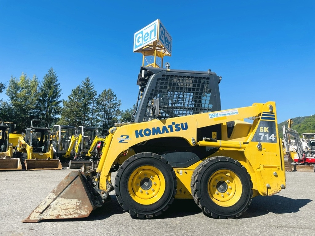 Komatsu SK714-5 (4067) - מעמיס היגוי החלקה: תמונה 1 Komatsu SK714-5 (4067) - מעמיס היגוי החלקה: תמונה 1