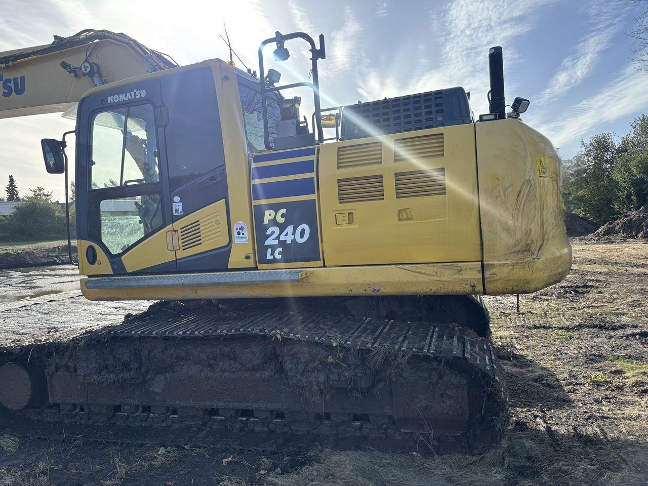 Komatsu PC240LC-11 - מחפר סורק: תמונה 1 Komatsu PC240LC-11 - מחפר סורק: תמונה 1