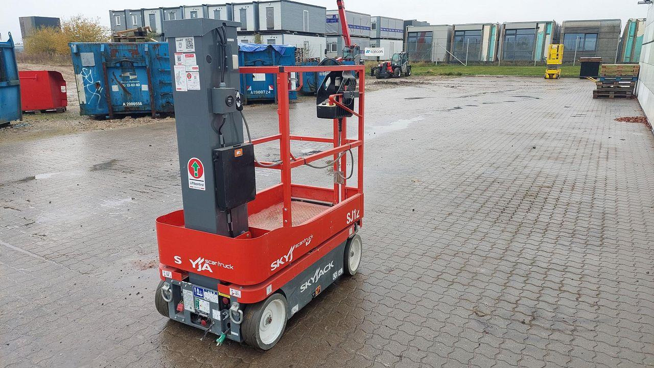 Skyjack SJ12 - מעלית תורן אנכית: תמונה 3 Skyjack SJ12 - מעלית תורן אנכית: תמונה 3
