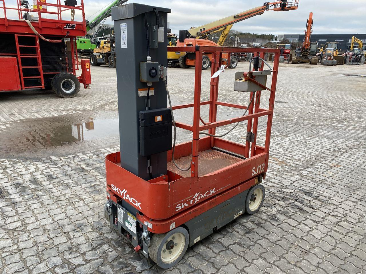 Skyjack SJ12 - מעלית תורן אנכית: תמונה 4 Skyjack SJ12 - מעלית תורן אנכית: תמונה 4