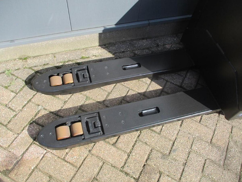 Toyota LPE200 - משאית משטחים: תמונה 4 Toyota LPE200 - משאית משטחים: תמונה 4