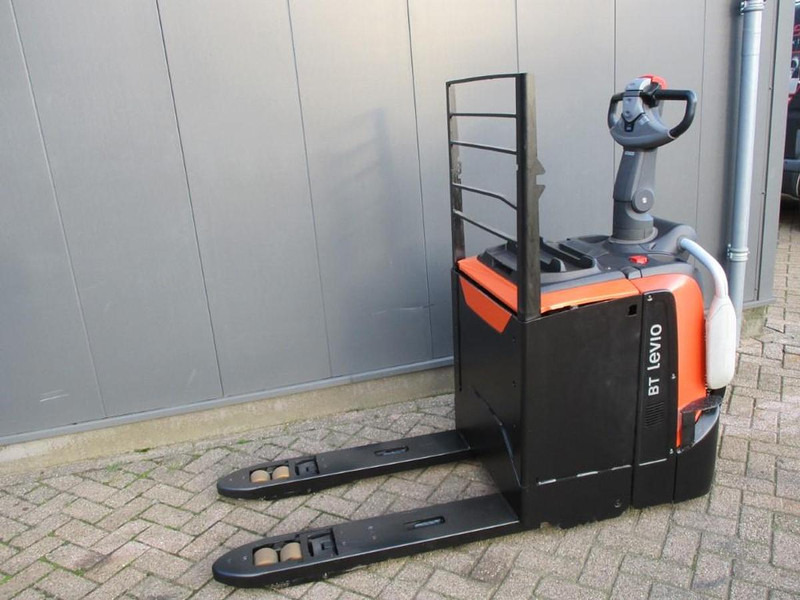 Toyota LPE250 - משאית משטחים: תמונה 1 Toyota LPE250 - משאית משטחים: תמונה 1