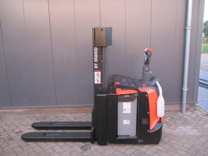 Toyota SPE200D - משאית משטחים: תמונה 1 Toyota SPE200D - משאית משטחים: תמונה 1