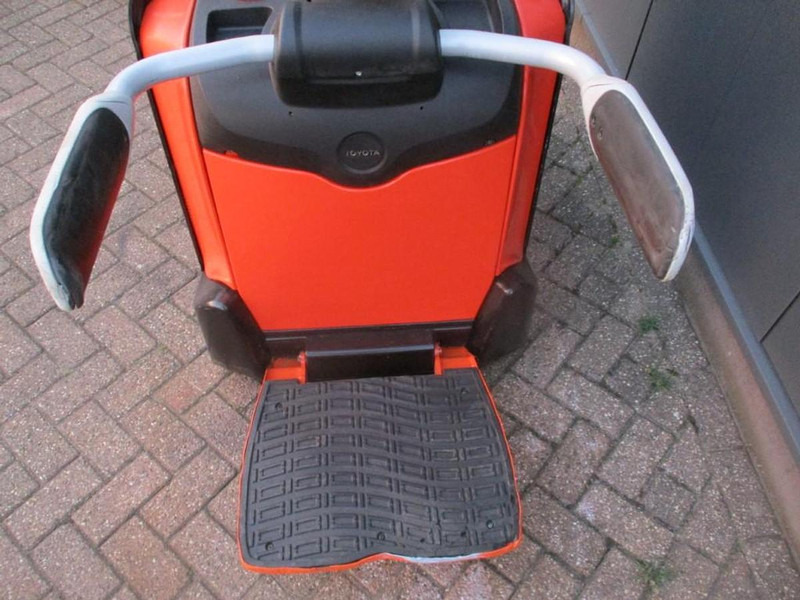 Toyota SPE200D - משאית משטחים: תמונה 5 Toyota SPE200D - משאית משטחים: תמונה 5