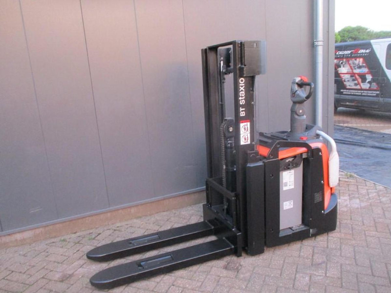 Toyota SPE200D - משאית משטחים: תמונה 2 Toyota SPE200D - משאית משטחים: תמונה 2