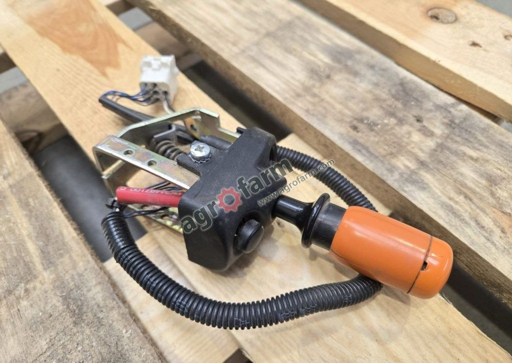 Przełącznik rewersu Valtra T171, T181, T191, 8550 - מערכת חשמל: תמונה 1 Przełącznik rewersu Valtra T171, T181, T191, 8550 - מערכת חשמל: תמונה 1