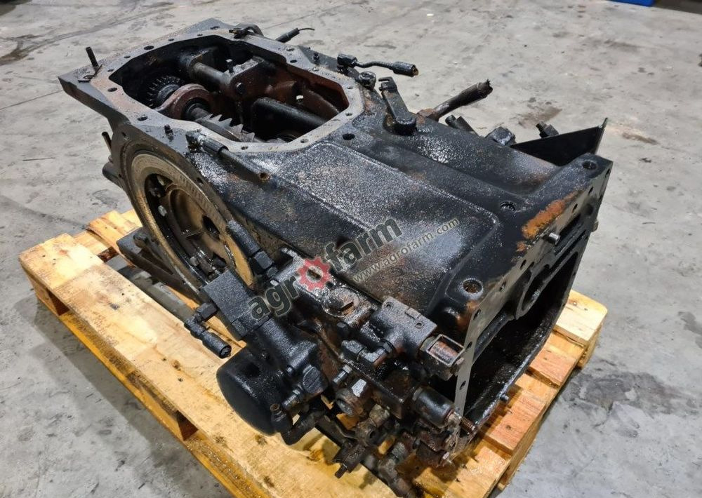 Tylny most Massey Ferguson 6130 851B1 - תיבת הילוכים: תמונה 1 Tylny most Massey Ferguson 6130 851B1 - תיבת הילוכים: תמונה 1