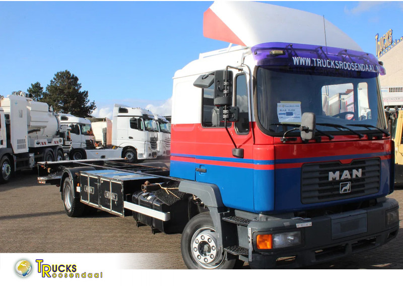 MAN 15 .224 + MANUAL + EURO 2 - משאית עם שלדת תא: תמונה 1 MAN 15 .224 + MANUAL + EURO 2 - משאית עם שלדת תא: תמונה 1
