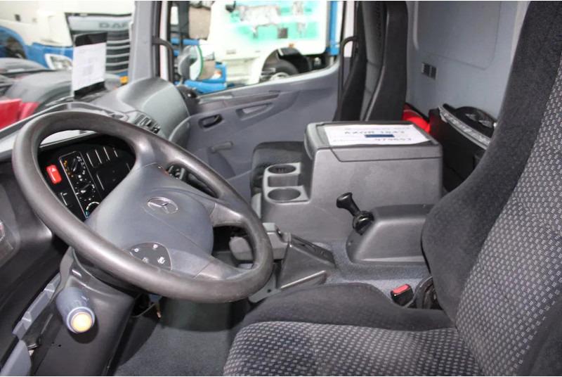 Mercedes-Benz Atego 1018 + LIFT - משאית תיבה: תמונה 3 Mercedes-Benz Atego 1018 + LIFT - משאית תיבה: תמונה 3