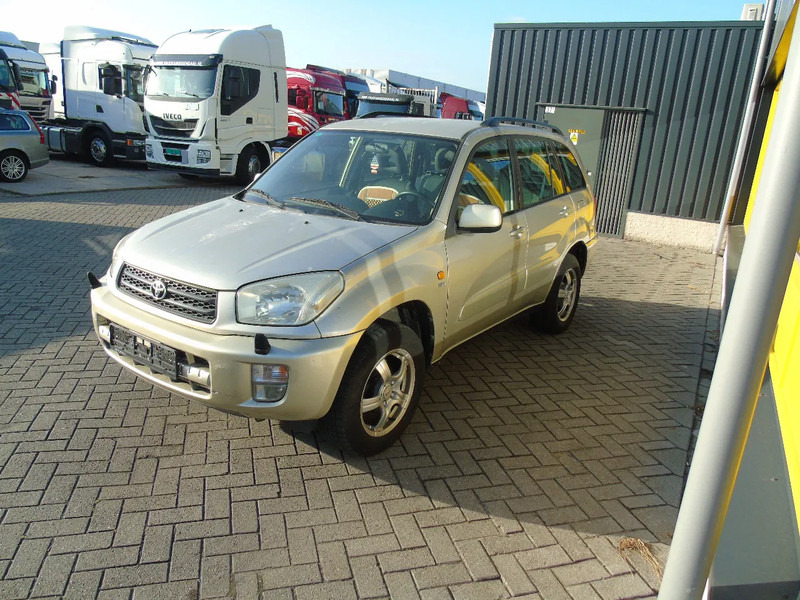 Toyota RAV4 + 4X4 + AUTOMAT + PETROL - SUV: תמונה 2 Toyota RAV4 + 4X4 + AUTOMAT + PETROL - SUV: תמונה 2