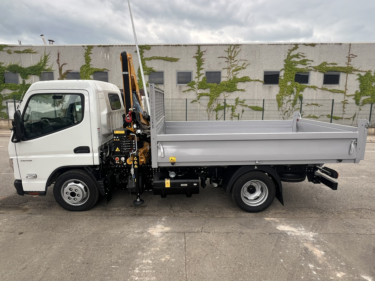FUSO 35 3S - משאית מנוף: תמונה 2 FUSO 35 3S - משאית מנוף: תמונה 2