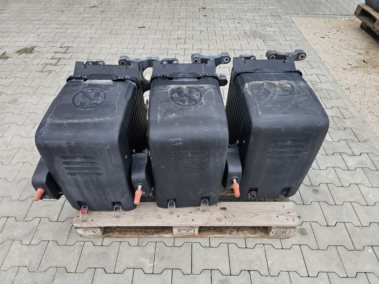 DAF XF106 EURO 6 / VERTICAL BATTERY BOX - מצבר: תמונה 1 DAF XF106 EURO 6 / VERTICAL BATTERY BOX - מצבר: תמונה 1