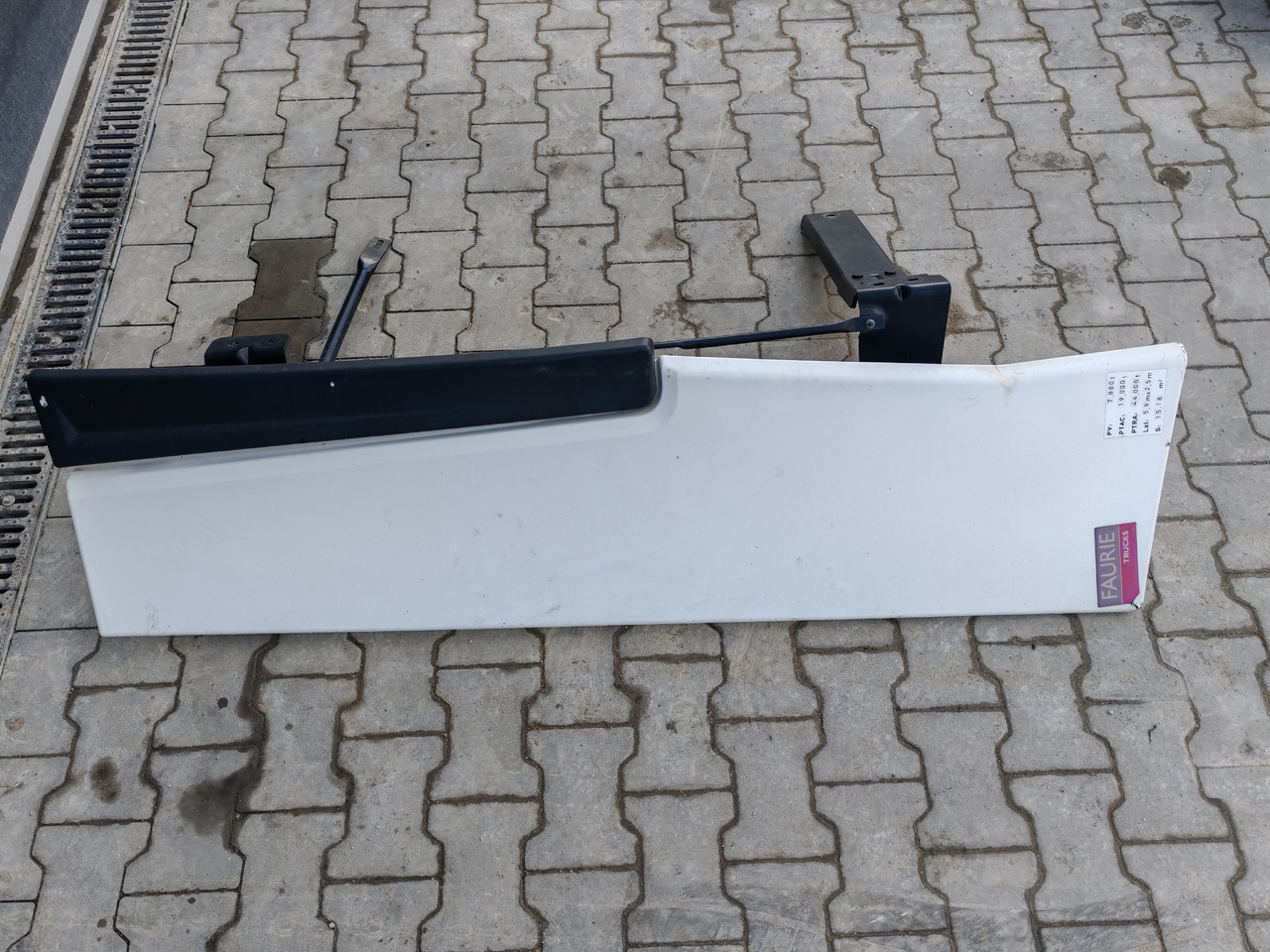 RENAULT RANGE T EURO 6 / HIGH CAB / RIGHT SPOILER - אווירודינמיקה/ ספוילר: תמונה 3 RENAULT RANGE T EURO 6 / HIGH CAB / RIGHT SPOILER - אווירודינמיקה/ ספוילר: תמונה 3