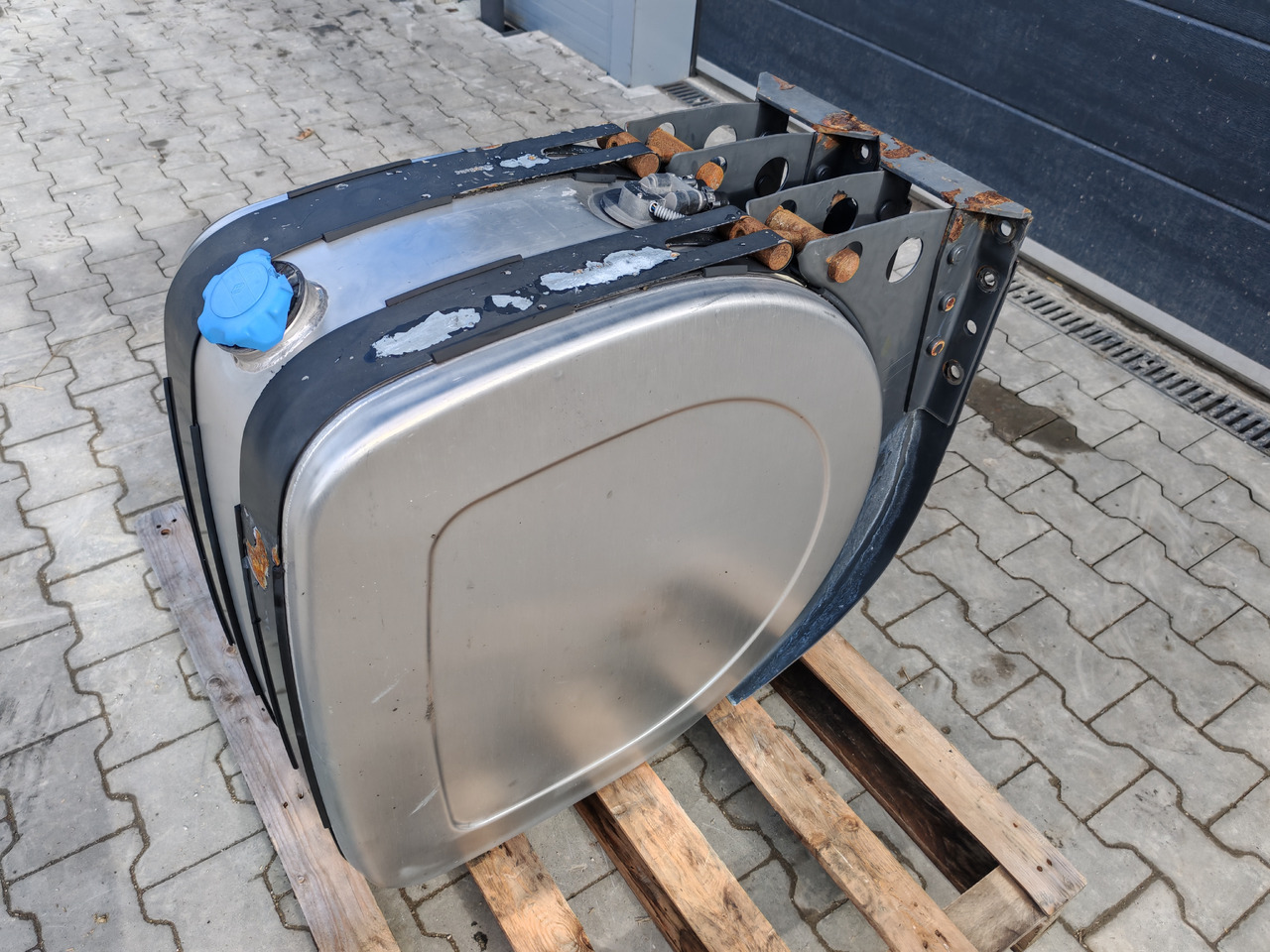 VOLVO RENAULT / COMPLETE ADBLUE TANK / 21065425 - מכל AdBlue: תמונה 4 VOLVO RENAULT / COMPLETE ADBLUE TANK / 21065425 - מכל AdBlue: תמונה 4