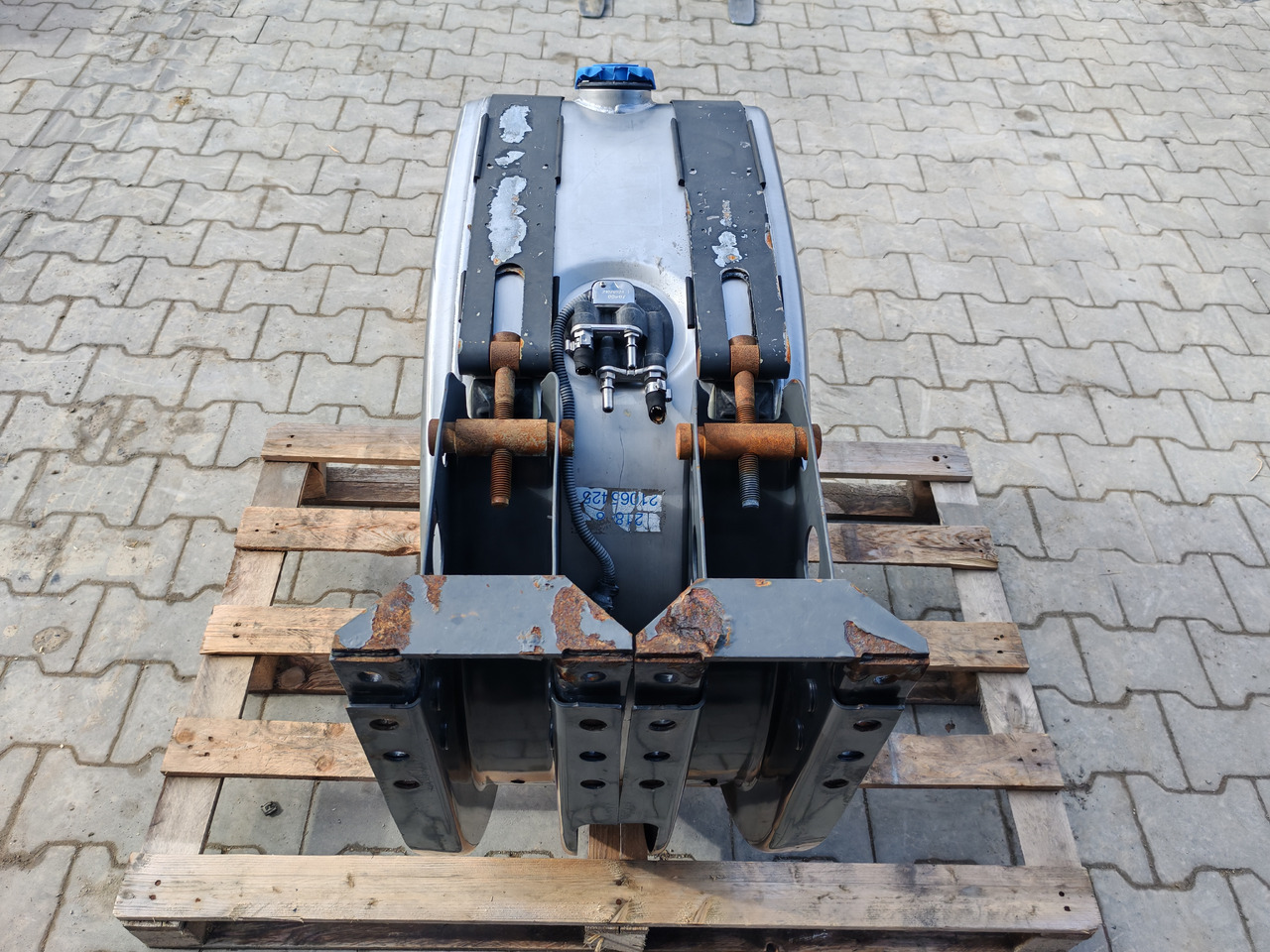 VOLVO RENAULT / COMPLETE ADBLUE TANK / 21065425 - מכל AdBlue: תמונה 5 VOLVO RENAULT / COMPLETE ADBLUE TANK / 21065425 - מכל AdBlue: תמונה 5