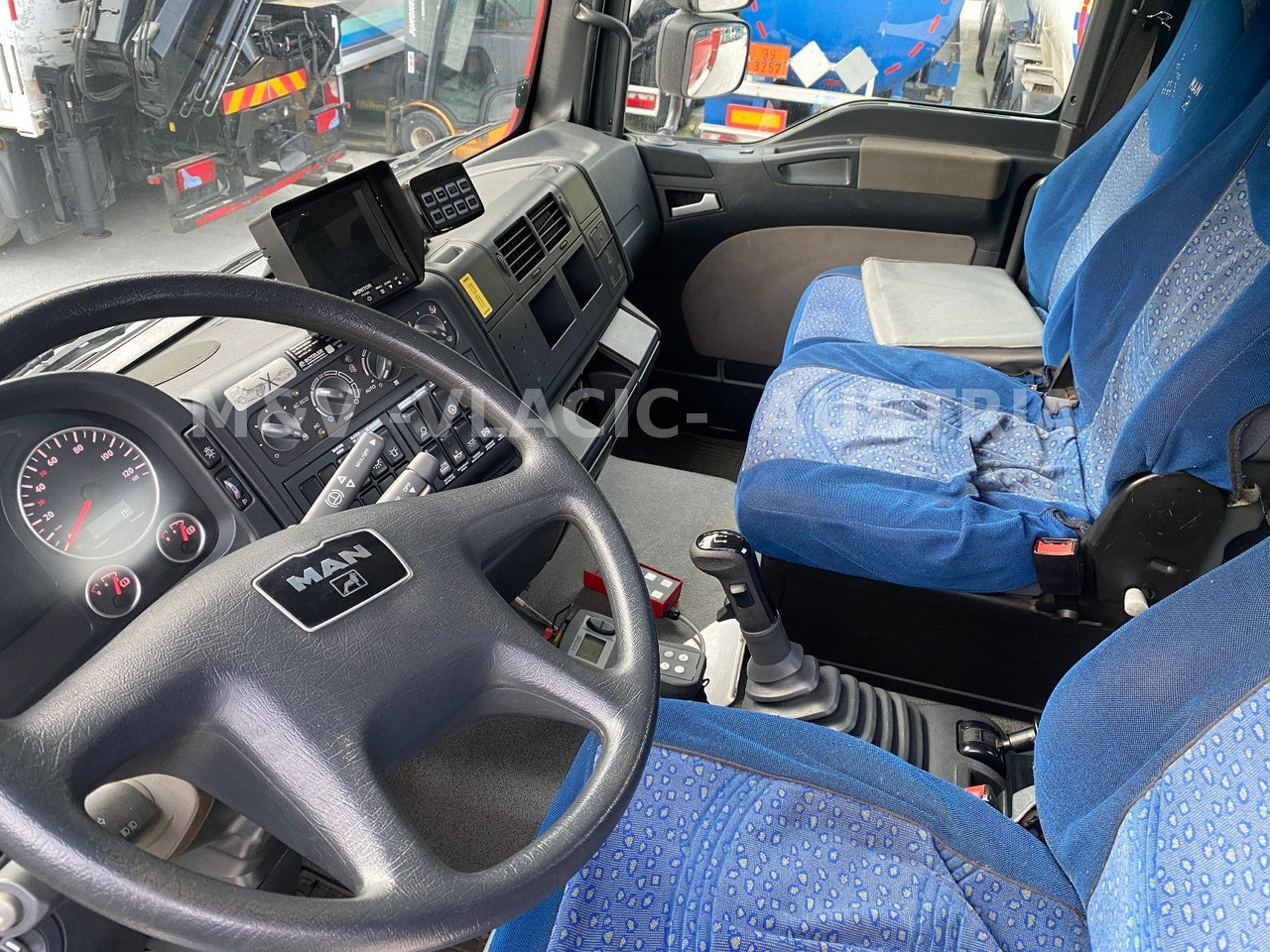 MAN 33.440 6x6 KRAN PM27 und Frontseilwinde 60lm - משאית צד נופל/ שטוחה, משאית מנוף: תמונה 3 MAN 33.440 6x6 KRAN PM27 und Frontseilwinde 60lm - משאית צד נופל/ שטוחה, משאית מנוף: תמונה 3