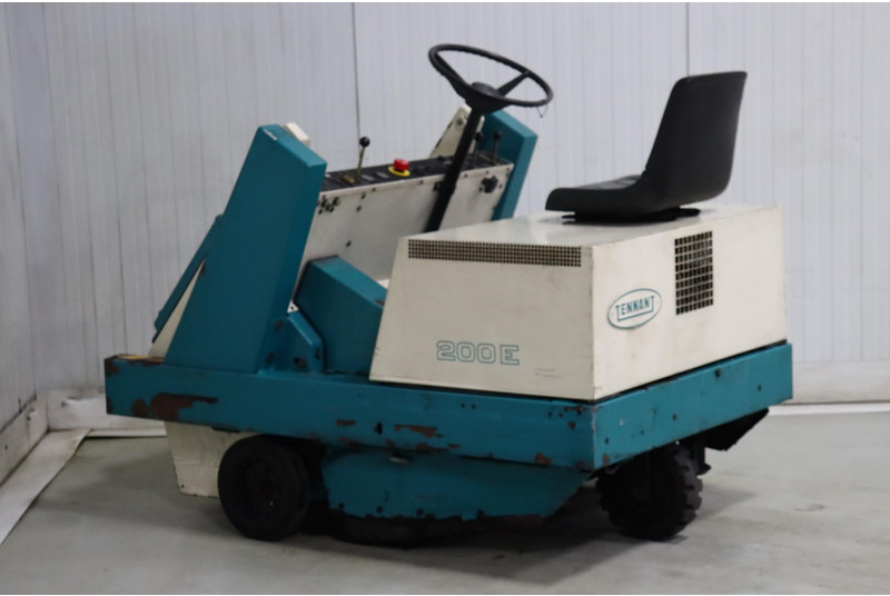 TENNANT 200E - מטאטא כבישים: תמונה 4 TENNANT 200E - מטאטא כבישים: תמונה 4