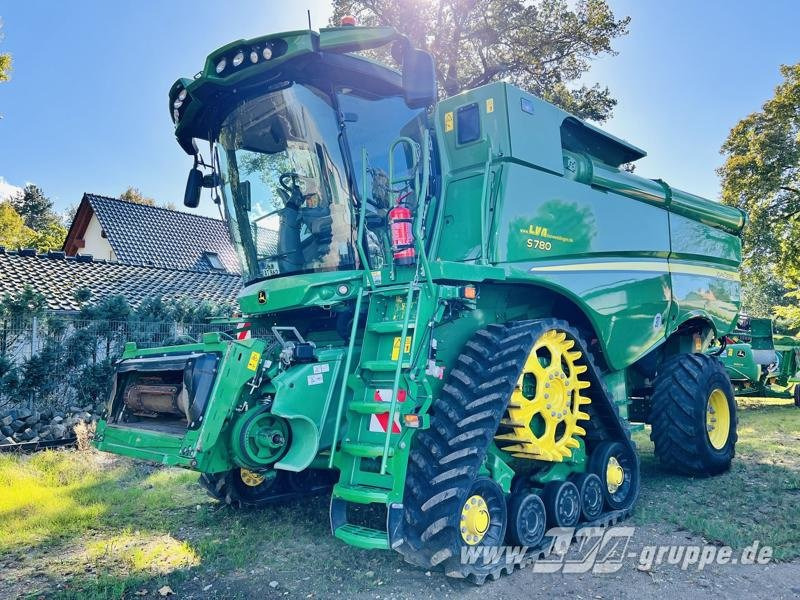 John Deere S780 - מקצרת קומבינה: תמונה 1 John Deere S780 - מקצרת קומבינה: תמונה 1