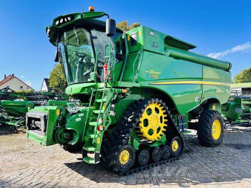 John Deere S790 - מקצרת קומבינה: תמונה 1 John Deere S790 - מקצרת קומבינה: תמונה 1