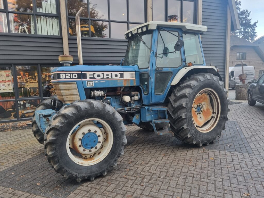 FORD 8210 - טרקטור חקלאי: תמונה 2 FORD 8210 - טרקטור חקלאי: תמונה 2