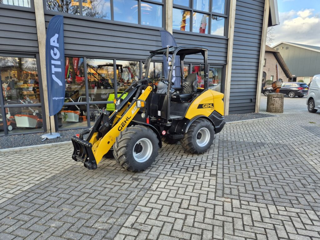 GEHL AL 330 miniloader - מעמיס קומפקטי: תמונה 2 GEHL AL 330 miniloader - מעמיס קומפקטי: תמונה 2
