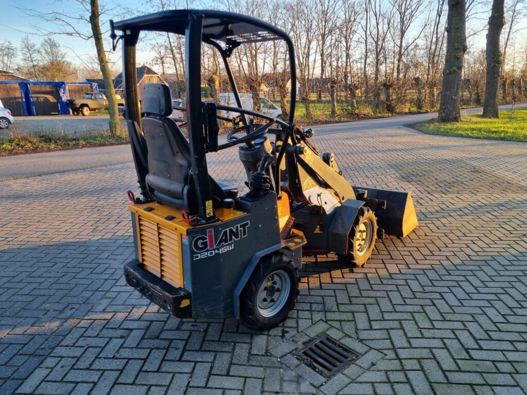 GIANT D204SW miniloader - מעמיס גלגלים: תמונה 4 GIANT D204SW miniloader - מעמיס גלגלים: תמונה 4