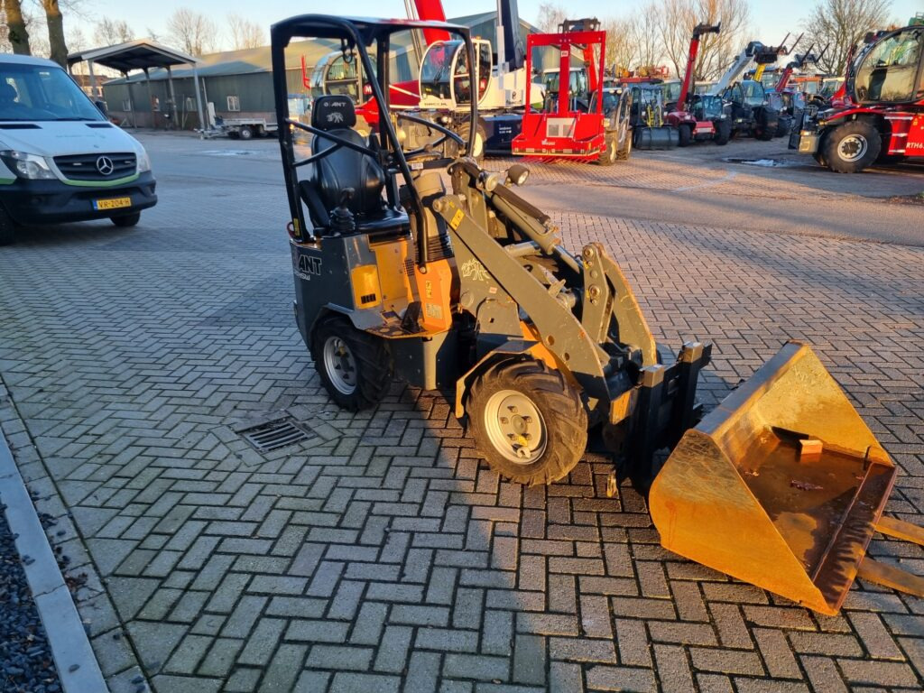 GIANT D204SW miniloader - מעמיס גלגלים: תמונה 5 GIANT D204SW miniloader - מעמיס גלגלים: תמונה 5