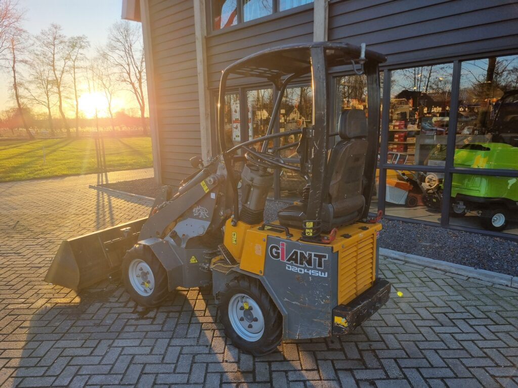 GIANT D204SW miniloader - מעמיס גלגלים: תמונה 3 GIANT D204SW miniloader - מעמיס גלגלים: תמונה 3