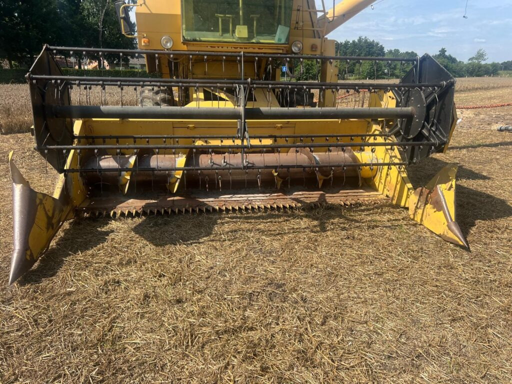 NEW HOLLAND 8040 harvester - מקצרת קומבינה: תמונה 4 NEW HOLLAND 8040 harvester - מקצרת קומבינה: תמונה 4